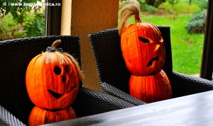 Vedetele de Halloween, surprinse cand luau masa, la Ploiesti.